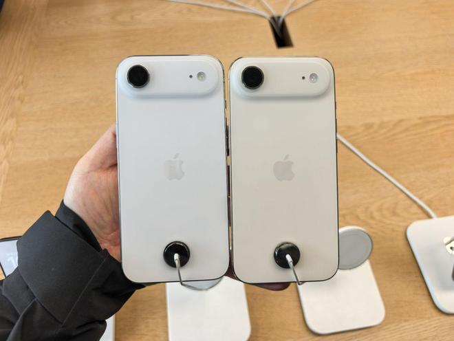 iPhone Air天蓝色（左），作者拍摄