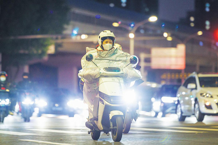 10月21日傍晚，通州区北苑南路，市民身着防风衣物骑行在路上。新京报记者　王子诚　摄