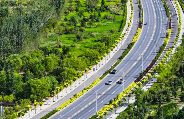 吴忠市红寺堡区罗山北路车辆驰骋。刘彦财摄