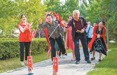内蒙古自治区呼和浩特市玉泉区石东路街道养老服务综合体，老人们在玩投壶游戏。丁根厚摄（影像中国）