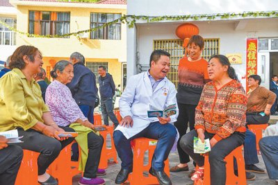 江西省宜春市宜丰县花桥乡卫生院的家庭医生为杨门桥村村民普及健康知识。周亮摄（影像中国）