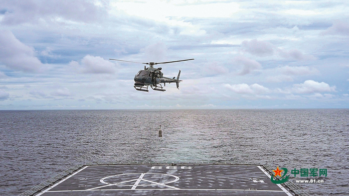 马方直升机与中方井冈山舰开展垂直补给演练。王磊 摄