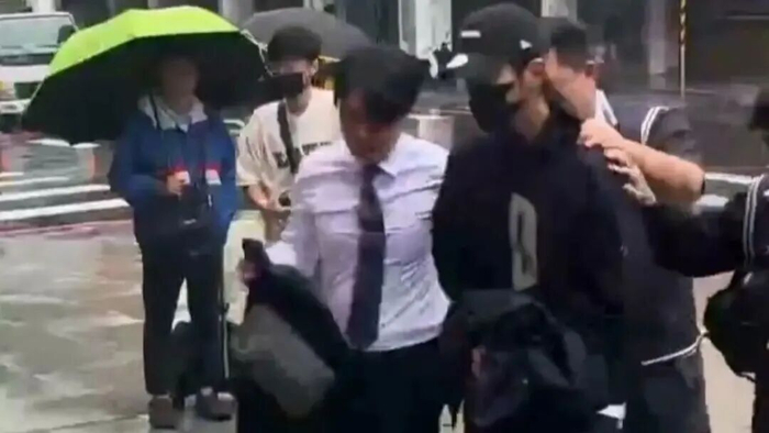  修杰楷因涉嫌逃兵役而遭检方拘提。（图/TVBS）
