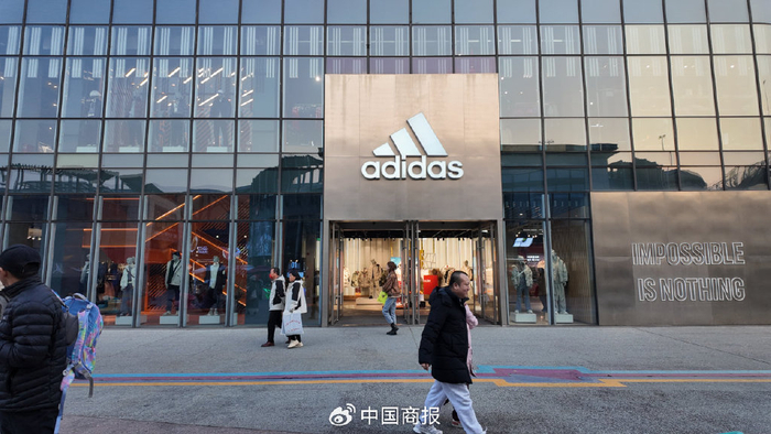 阿迪达斯线下门店。