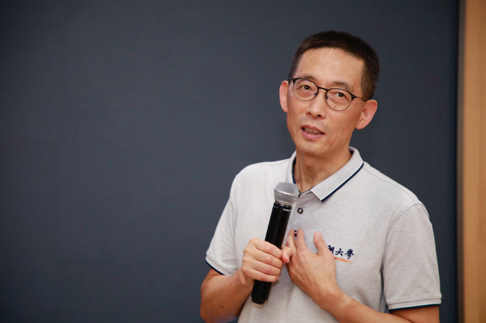 配图为施一公院士