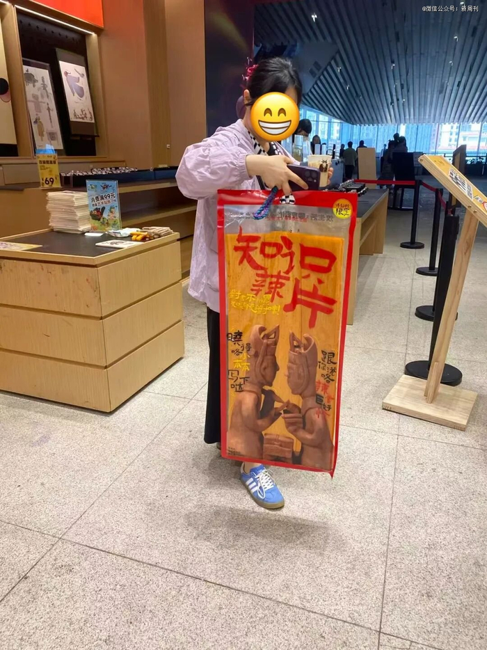 △湖南省博物馆食堂的用餐区与文创区相连，售卖博物馆限定的辣片文创。（图/晓洋 摄）