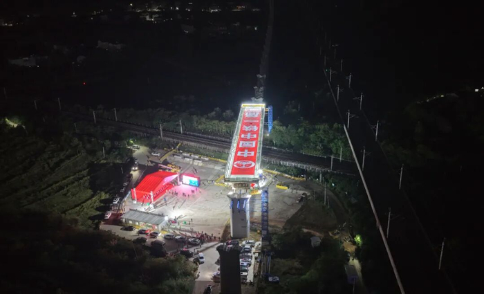 沪渝蓉高铁合武段跨京九铁路特大桥66号墩T构转体连续梁现场