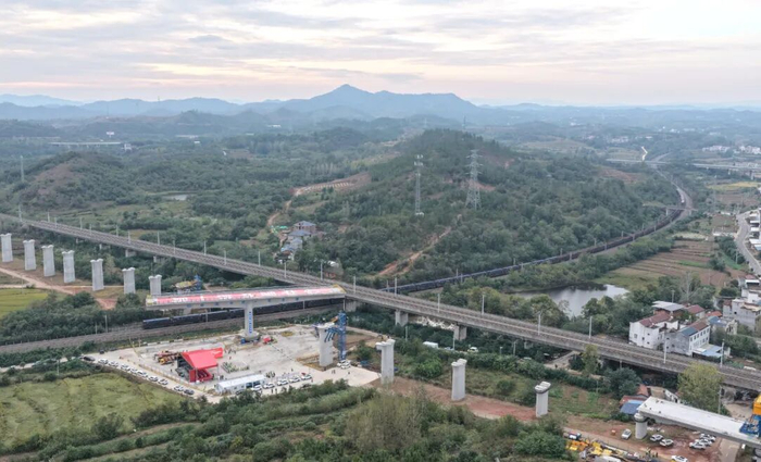 沪渝蓉高铁合武段跨京九铁路特大桥66号墩T构转体连续梁现场