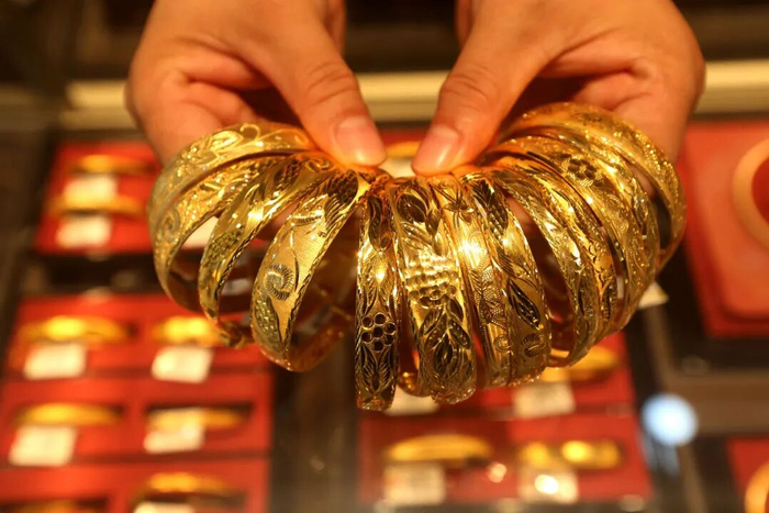 一家黄金店的店员在整理黄金饰品 新华社发（王春摄）