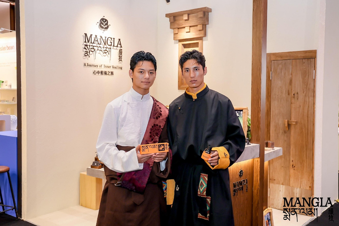 图7：缦拉产品与藏地伙伴，共同讲述“转译藏地”的品牌故事。
