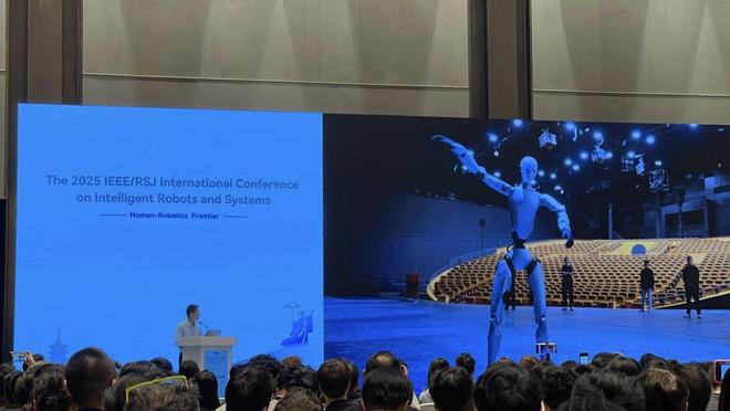 王兴兴在IROS发言。    澎湃新闻记者 秦盛 摄
