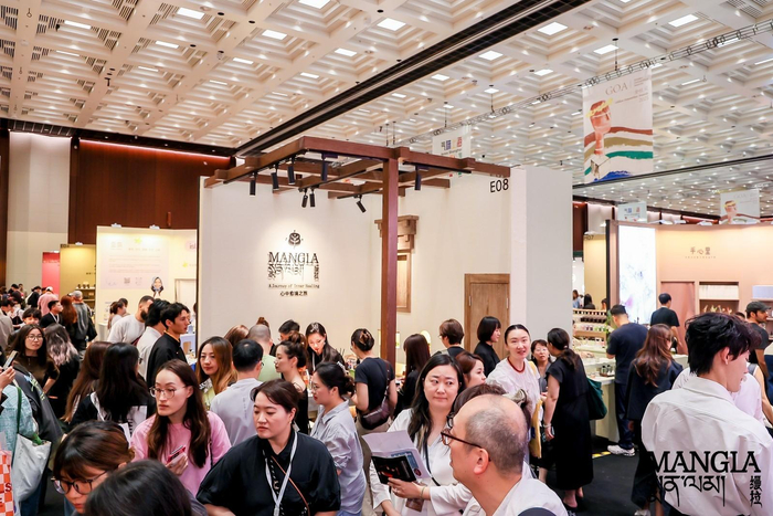 图5：展览现场嘉宾云集，在缦拉打造的沉浸式空间中体验独特的“五感”之旅。