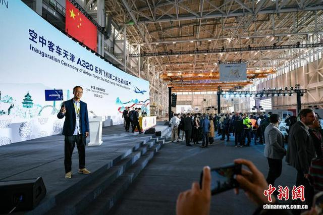 图为工作人员在空中客车天津A320系列飞机第二条总装线209号厂房合影留念。中新社记者 佟郁 摄