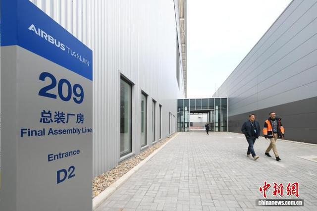 图为工作人员从空中客车天津A320系列飞机第二条总装线209号厂房外经过。中新社记者 佟郁 摄