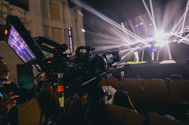 复杂多变的舞台照明，在佳能EOS C400的影像语言中被精准转化为光的层次与节奏