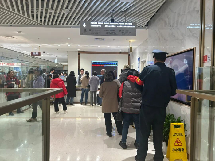 ▲10月22日，金店内黄金回购处已排起长队。新京报贝壳财经记者 姜樊 摄