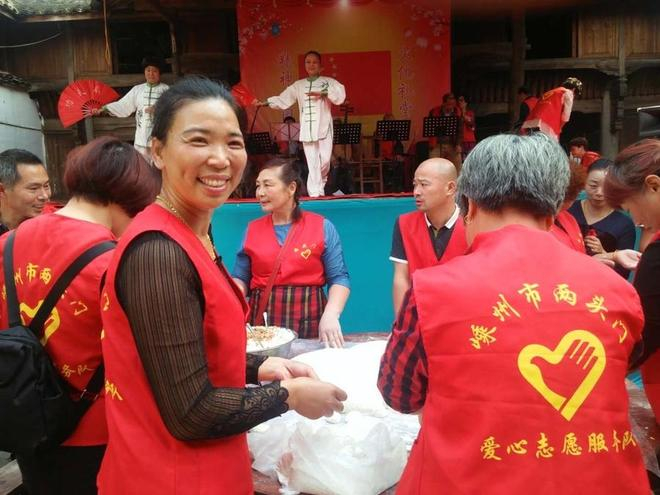  沈红平在做公益，受访者供图