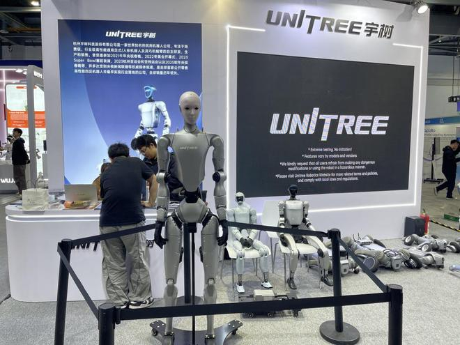 宇树科技IROS展台上的H2。    澎湃新闻记者 秦盛 摄