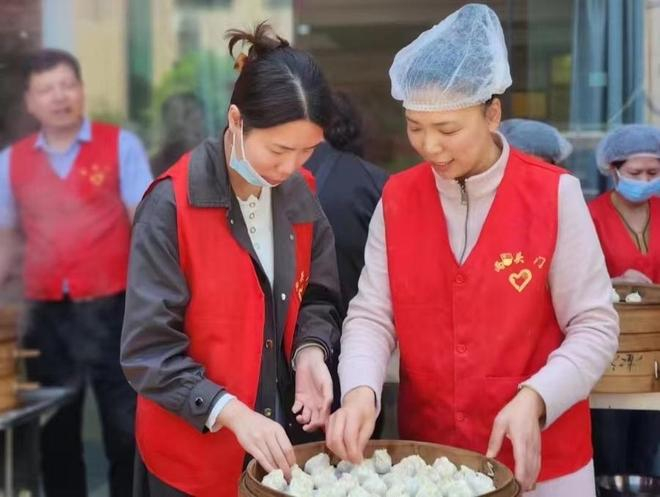  沈红平和女儿一起做公益，受访者供图