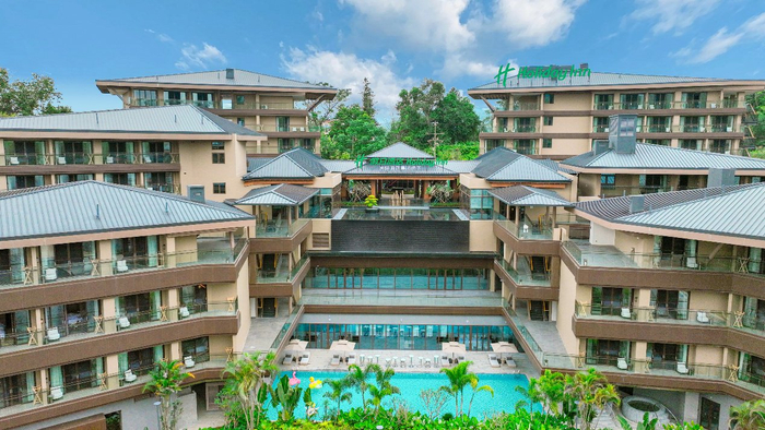 图为2025年10月22日拍摄的普洱景迈假日酒店外景（普洱市景迈投资开发管理有限公司供图）