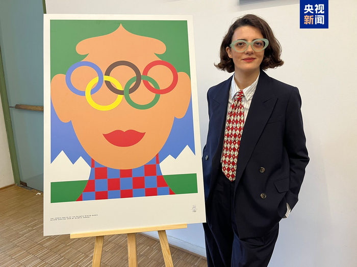 △奧林匹婭·扎尼奧利與海報(bào)《奧林匹克視野》