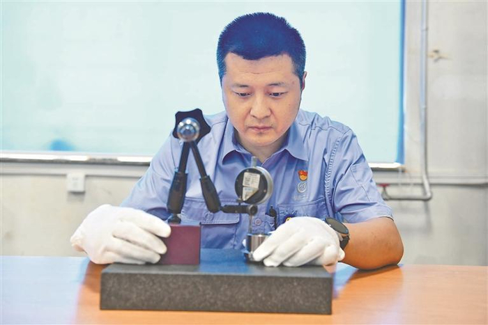 质量检测人员一丝不苟作业。