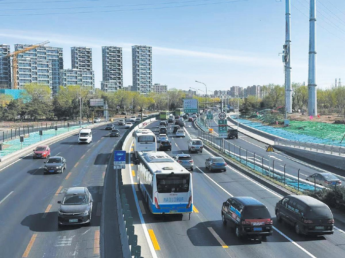 4月1日，京港澳高速进京方向大瓦窑桥路段，该路段出入口进行了优化，减少车流交织。　资料图片/新京报记者　王贵彬　摄