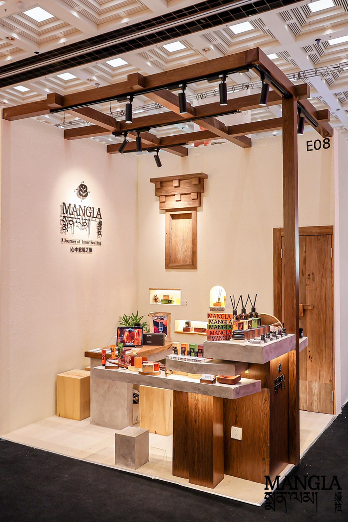 图1：缦拉MANGLA气味展现场，以旧木门窗与原石为灵魂元素，于极简空间中复刻藏地精神原乡。