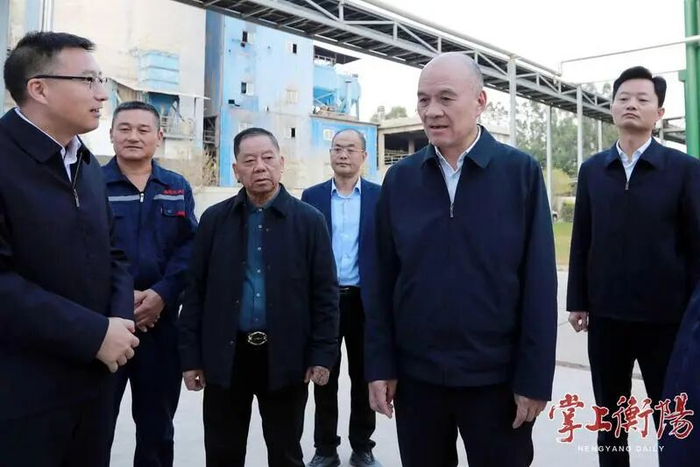 ▲10月23日下午，刘越高在湖南鑫钰兴科技有限公司转型升级项目现场调研。