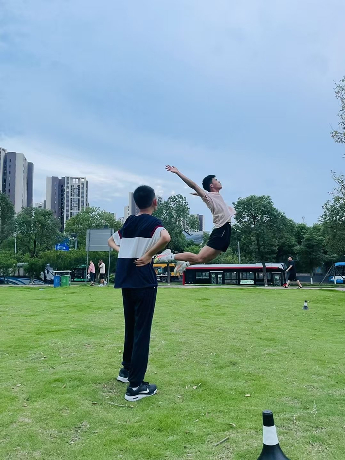 上门体育教练正在给学生做示范。受访者供图