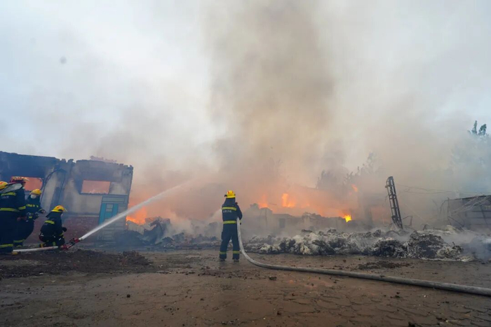 消防员架设水枪阵地持续压制火势。图源：湖南消防