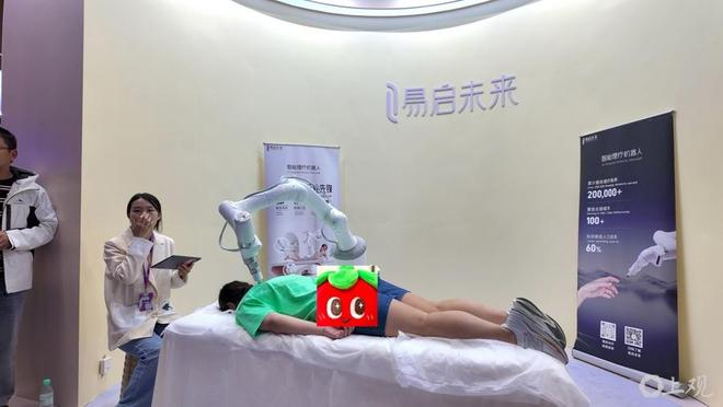 易启未来展台，观众现场体验。 舒抒 摄