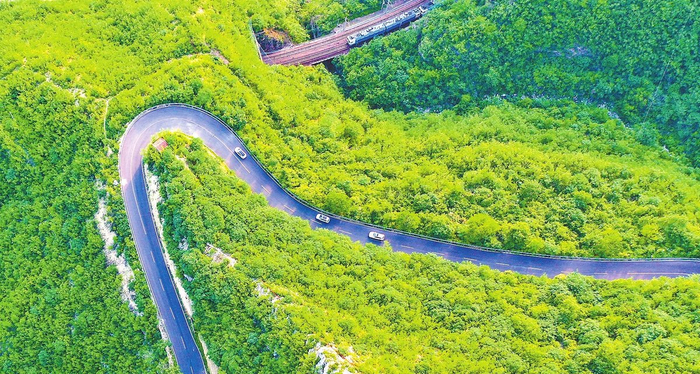 博爱县寨豁乡南太行山区,一条条盘山公路、通村道路纵横交错,延伸到大山深处。资料图片