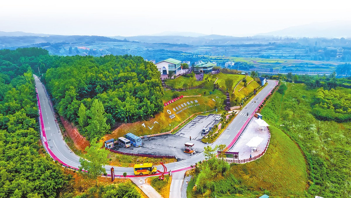 鲁山县环湖路。马进伟 摄