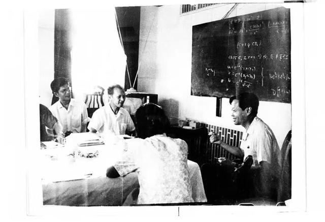 1977年7月，杨振宁与谷超豪、胡和生等合作研究规范场（左起：沈纯理、谷超豪、胡和生、杨振宁）。图源：复旦大学