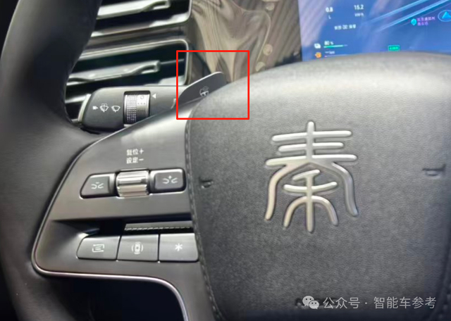 到目的地下车时，还支持智能泊车，包括遥控泊车辅助和下车泊入，车辆在泊车时遇到行人还会进行语音提醒。