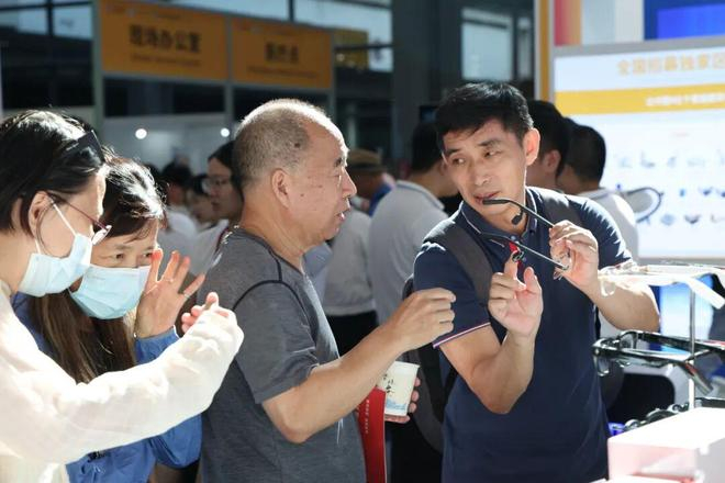9月12日，2025深圳国际智慧养老产业博览会在深圳会展中心（福田）开幕，观众在展会现场了解一款助听AI智能眼镜  梁旭 摄