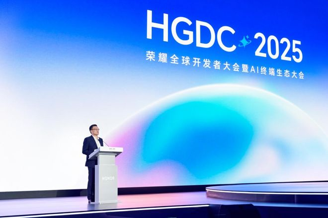 荣耀终端董事长吴晖在开发者大会现场致辞｜图片来源：荣耀