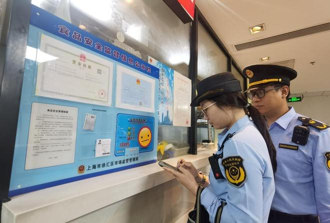  徐汇区市场监管局工作人员查验无堂食餐饮店许可情况，要求“一店一证”。 陈玺撼摄