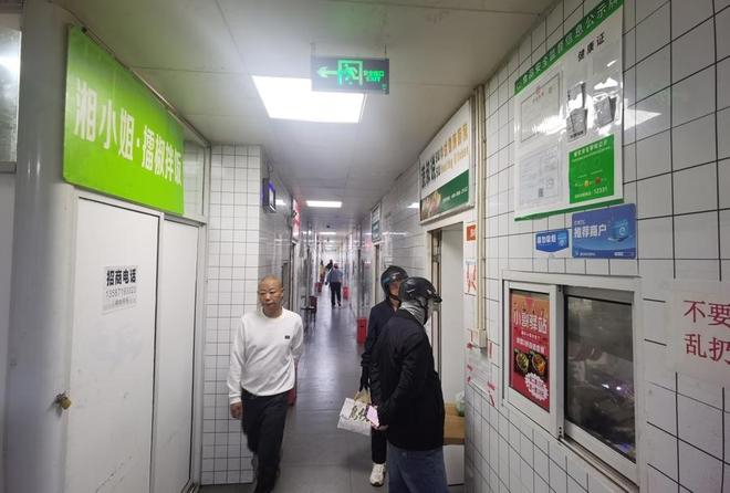  食光派美食城的取餐公共通道。 陈玺撼摄