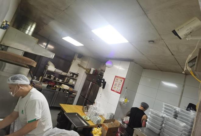 这家外卖专营店配备了明厨亮灶监控和紫外灯。 陈玺撼摄