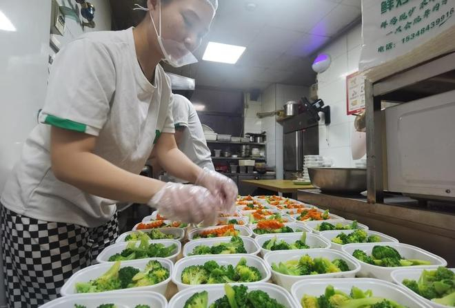  无堂食餐饮店的工作人员批量分餐。 陈玺撼摄