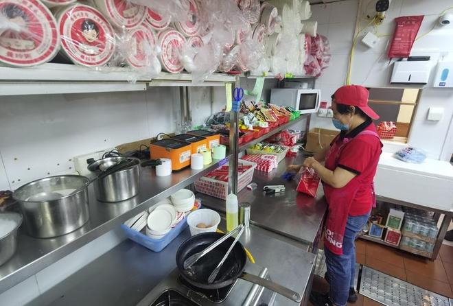 无堂食餐饮店的工作人员打包外卖。 陈玺撼摄