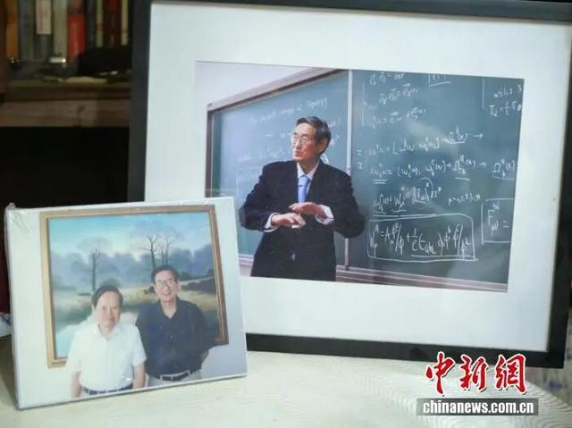 葛墨林家中摆放与杨振宁的合照。供图
