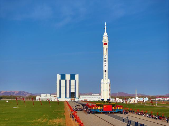 10月24日，神舟二十一号载人飞船与长征二号F遥二十一运载火箭组合体在转运途中。 新华社发（汪江波摄）