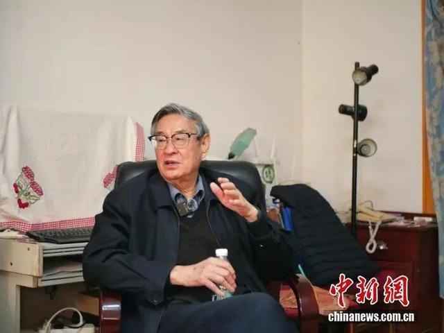 图为葛墨林在家中接受学生采访。供图