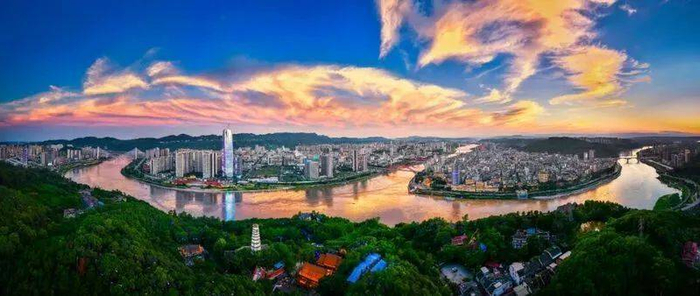 图片来源:宜宾市人民政府 宜宾三江交汇地 兰锋 摄