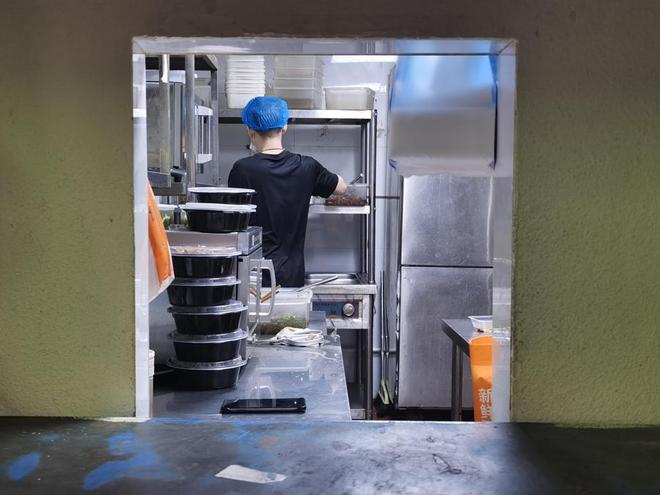  在外卖取餐窗口可以看到后厨情况，无堂食餐饮店一般面积在十几平方米至三十几平方米。 陈玺撼摄