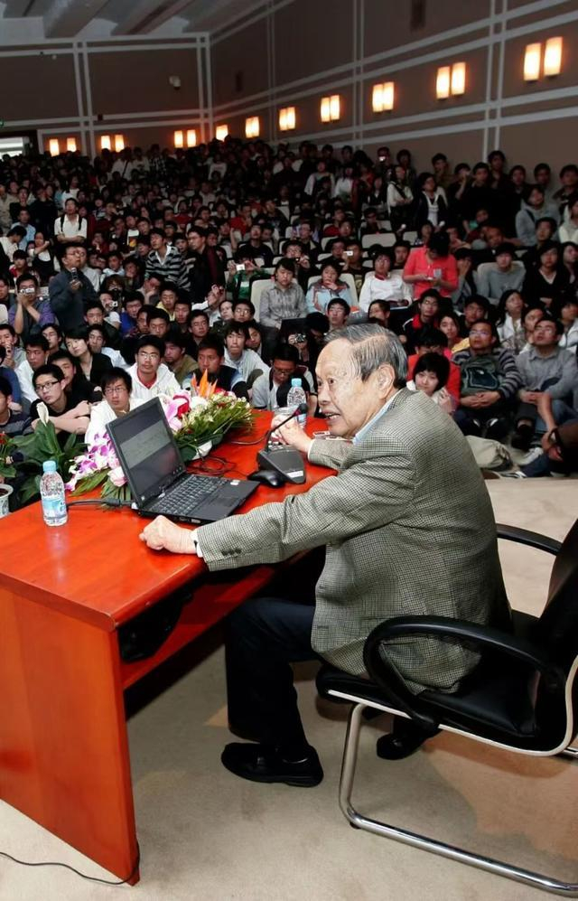 杨振宁以《物理的诱惑》为题在复旦大学演讲。图源：复旦大学