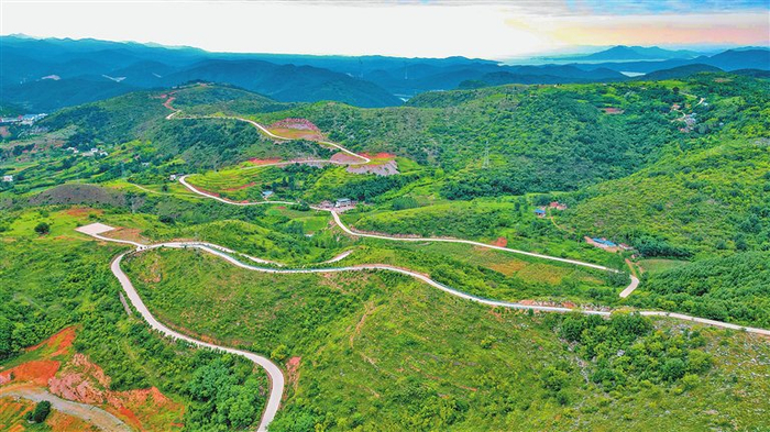 淅川县境内的“四好农村路”蜿蜒在青山之中,景美如画。聂冬晗 摄